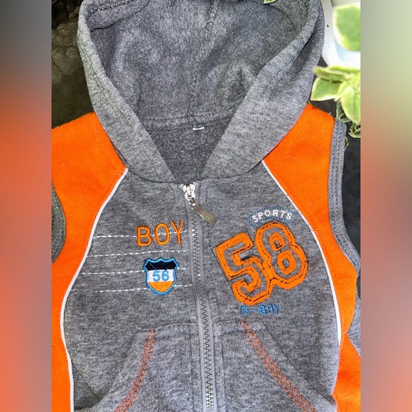 Hooded zippered sleeveless sweat vest | size 24m - Picture 3 of 5